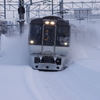 雪を巻き上げて走るスーパーカムイ