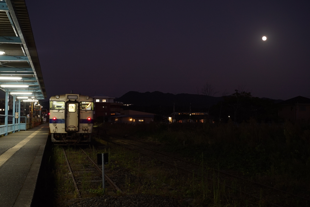 志布志駅の月