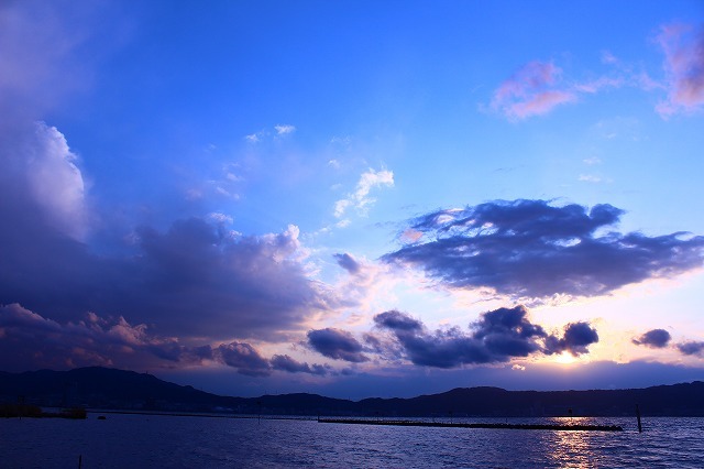 雲と雲の間から