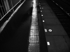 早朝のホーム