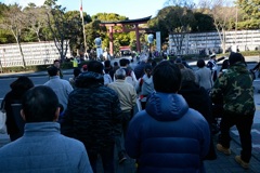 本参道を渡る