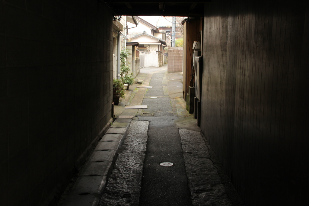 路地の先には