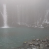 霧のなかの滝