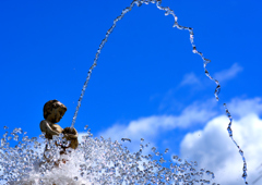 夏空に噴水