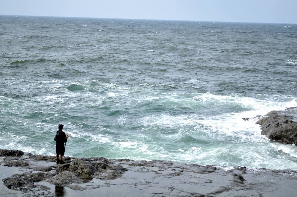 海と釣り人