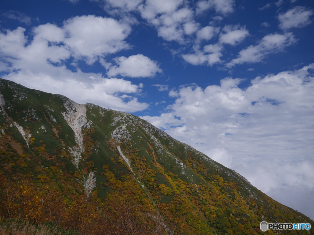 空と山と