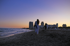 マイアミビーチを散歩する女性