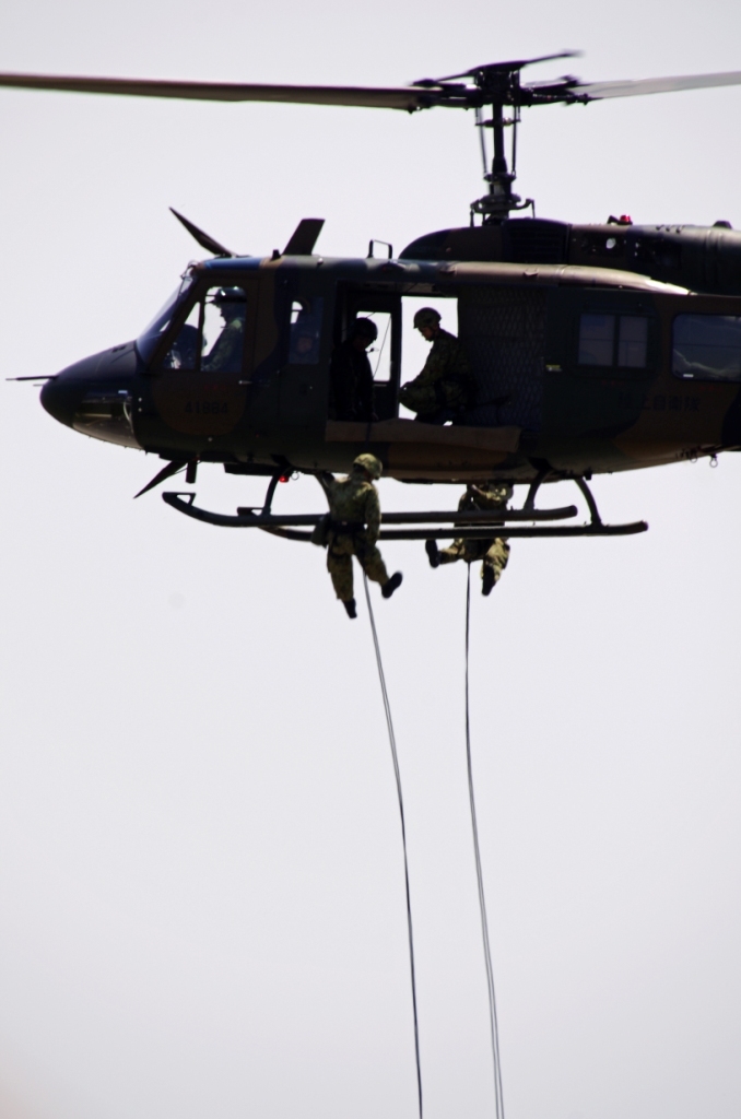 陸上自衛隊　ＵＨ-１ 特殊部隊降下
