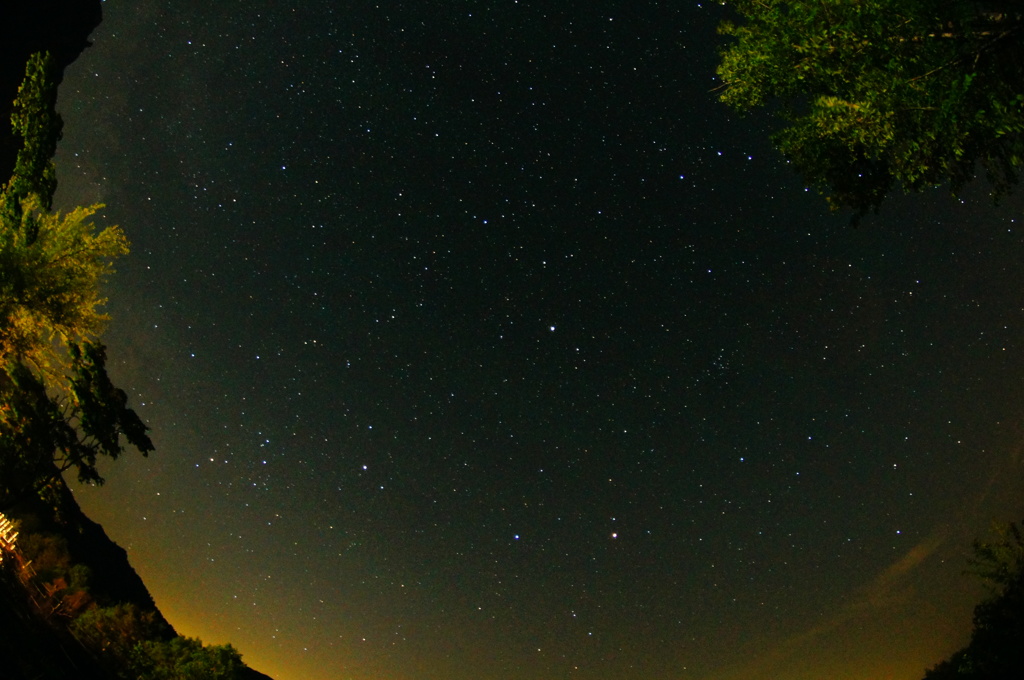 星空と街の光。