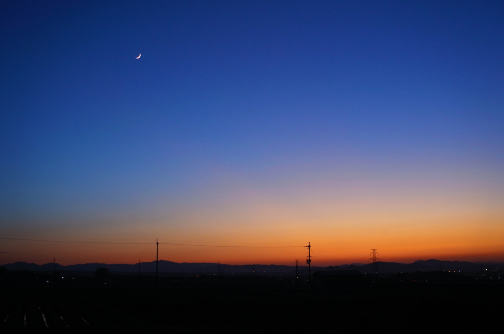 夕焼けと月