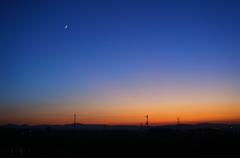 夕焼けと月