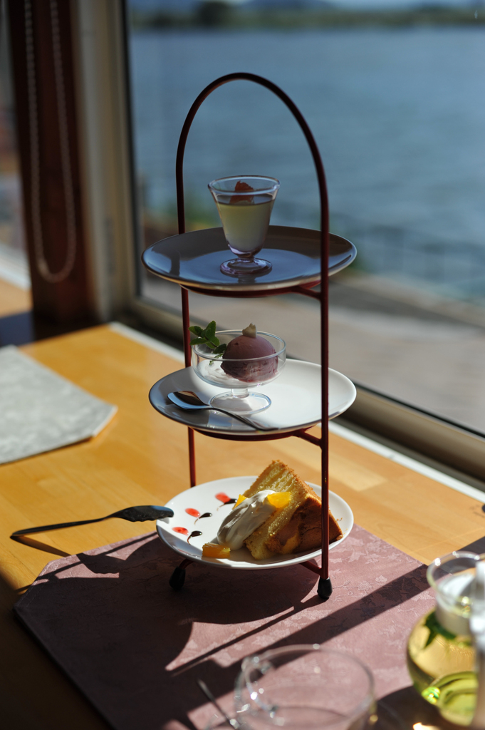 湖岸のカフェ