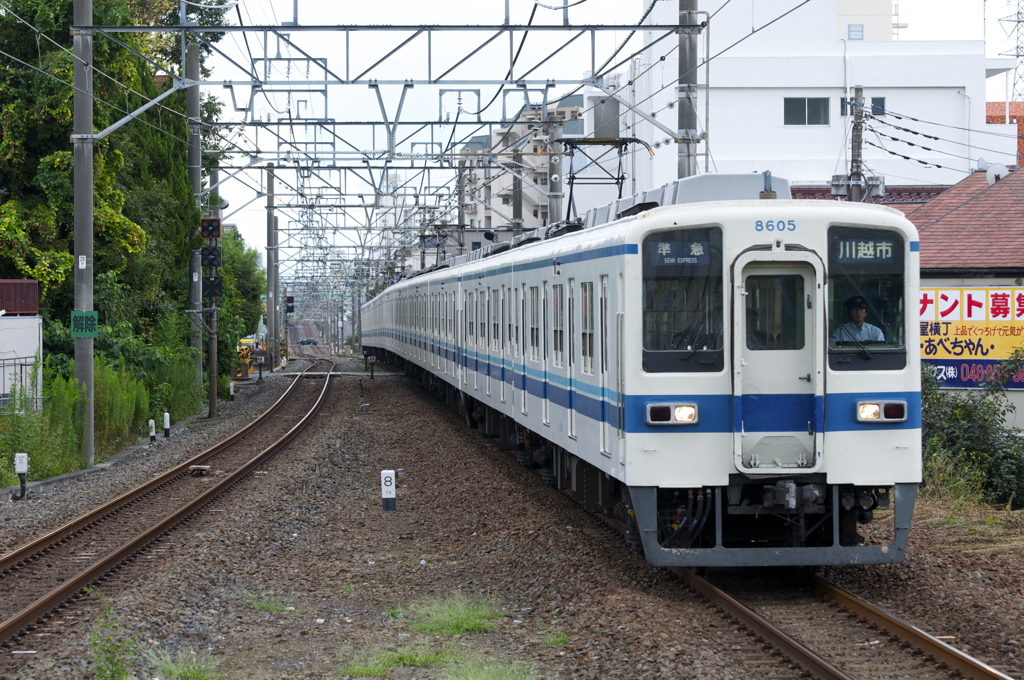 東武8000系　東武東上線鶴瀬駅にて