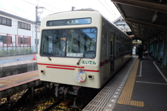 叡山電鉄700系 きんいろモザイク (きんモザ) ラッピング