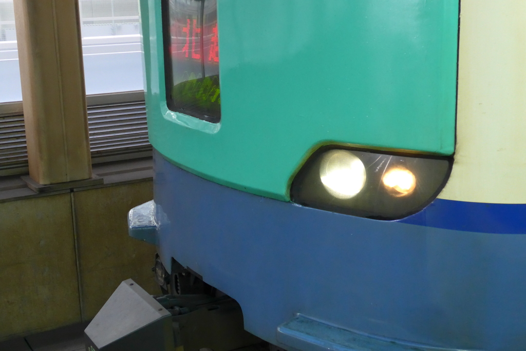 HIDライトを装備した鉄道車両