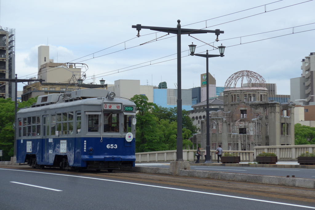 被爆電車と原爆ドーム