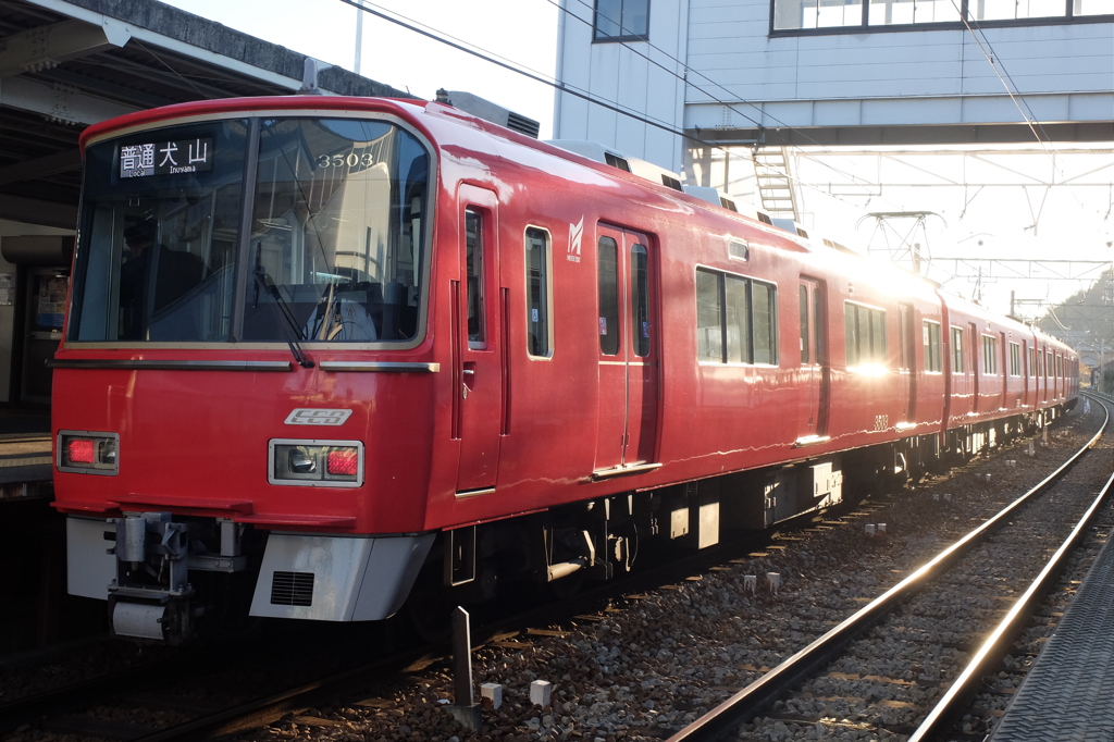 太陽の光を浴びる更新車