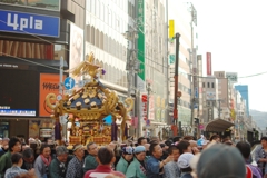 ビルの中にある神輿