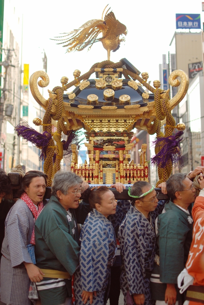 踊る神輿