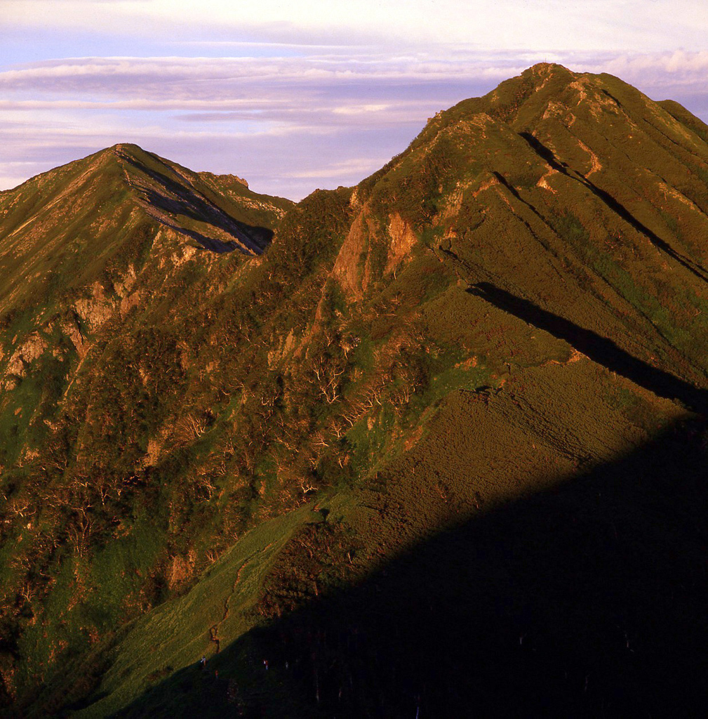 後立山連峰　赤沢岳（左）と鳴沢岳