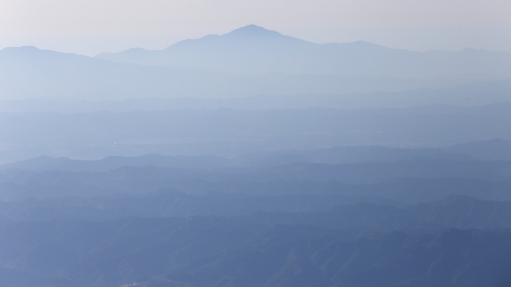 霞む山