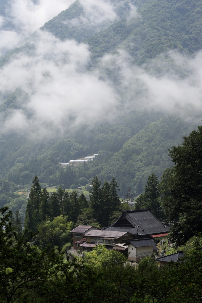 山里の雨上がりて