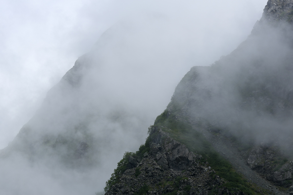 霧の岩稜