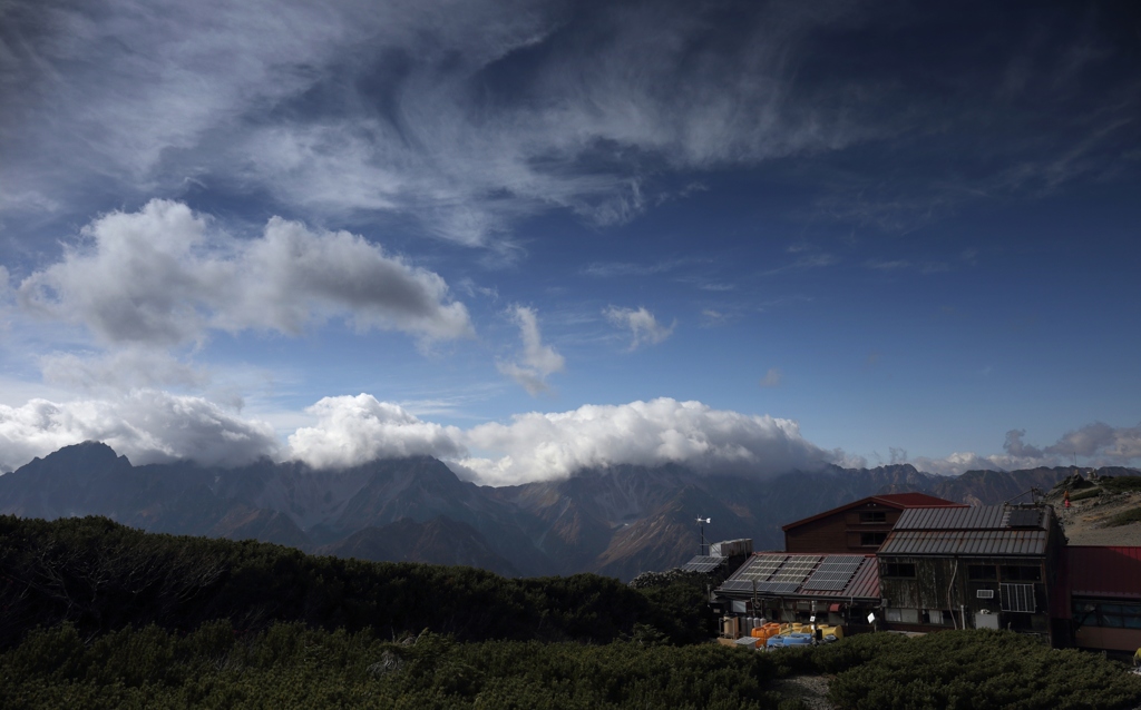 山小屋のある風景
