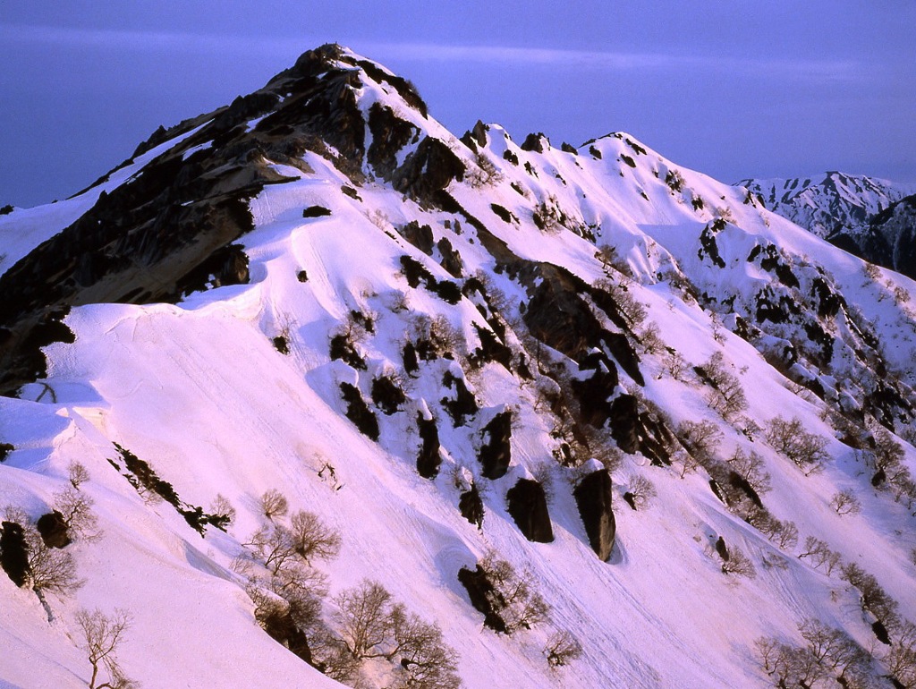 明け行く残雪の燕岳