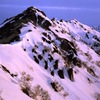 明け行く残雪の燕岳
