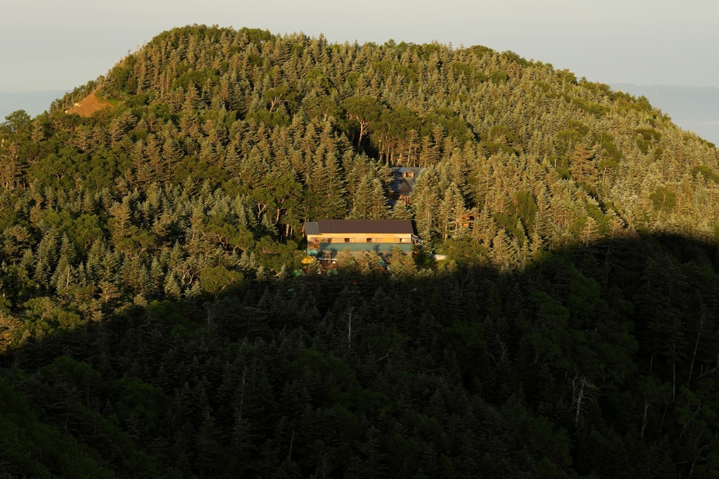 山小屋のある風景　－清澄な朝ー