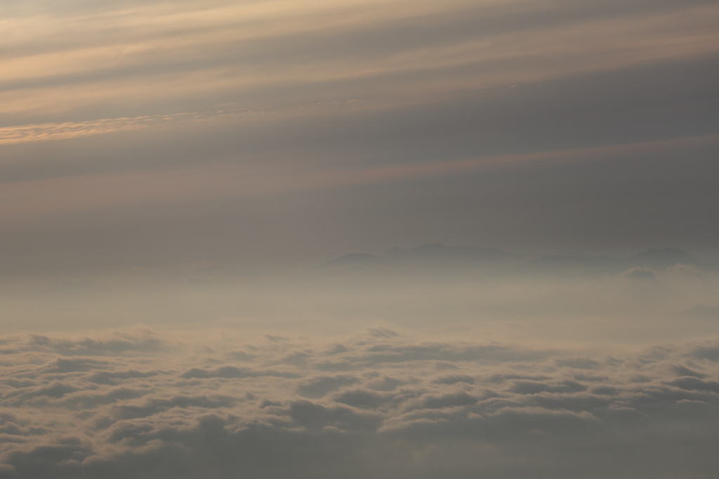 霞む雲海の朝