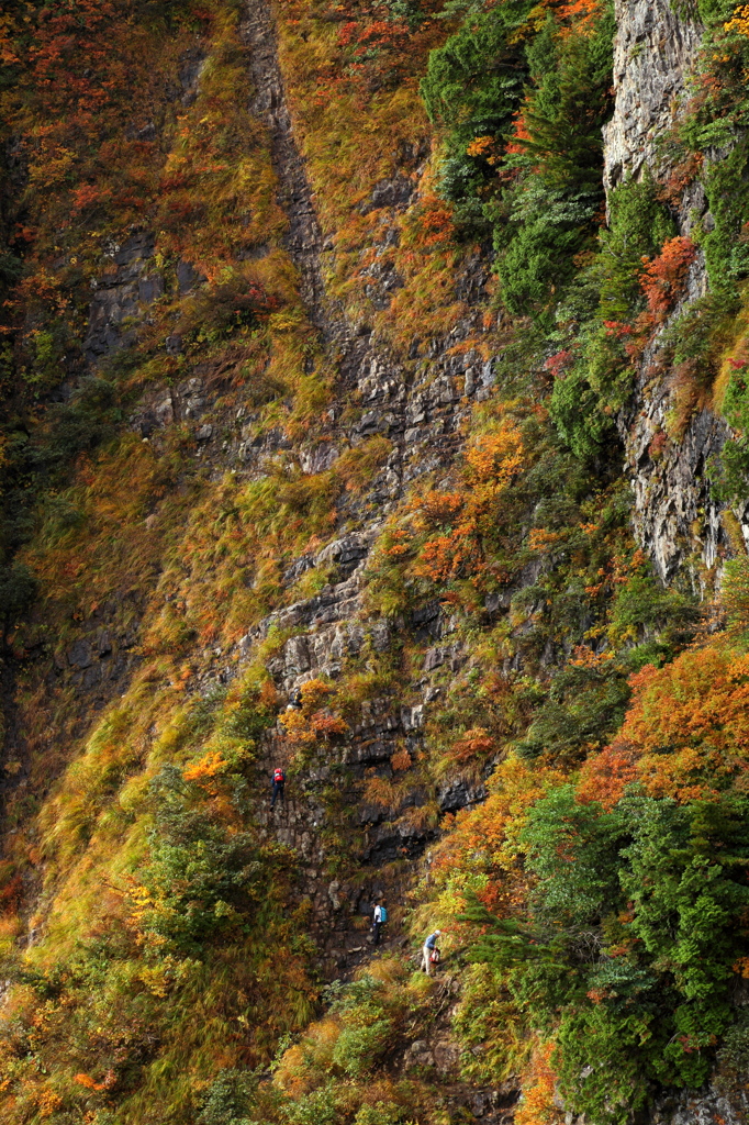 紅葉の岩場を登る