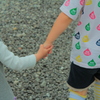 手と手をギュッ