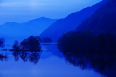 静寂な湖面