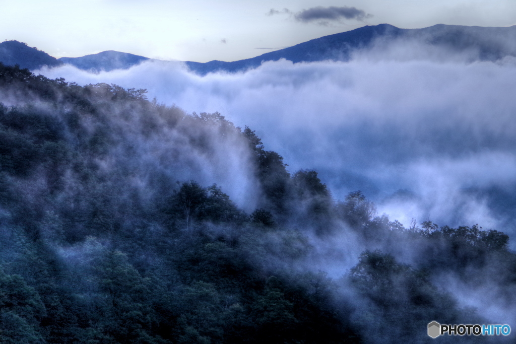 夏の奥只見・枝折峠雲海・滝雲③