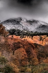 八甲田山の初雪と紅葉１