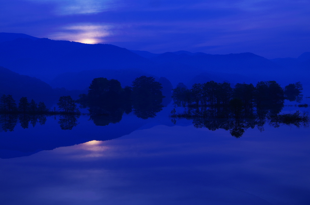 夜明けの湖面