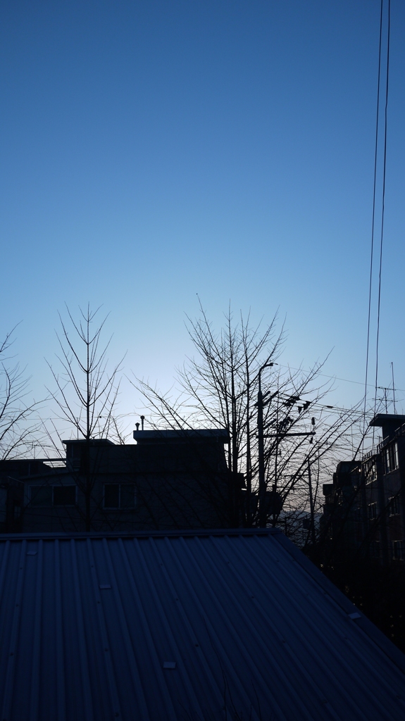 落ちてくる青