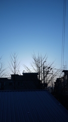 落ちてくる青