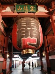 雷門から中へ