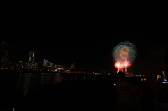 ランドマークタワーと花火
