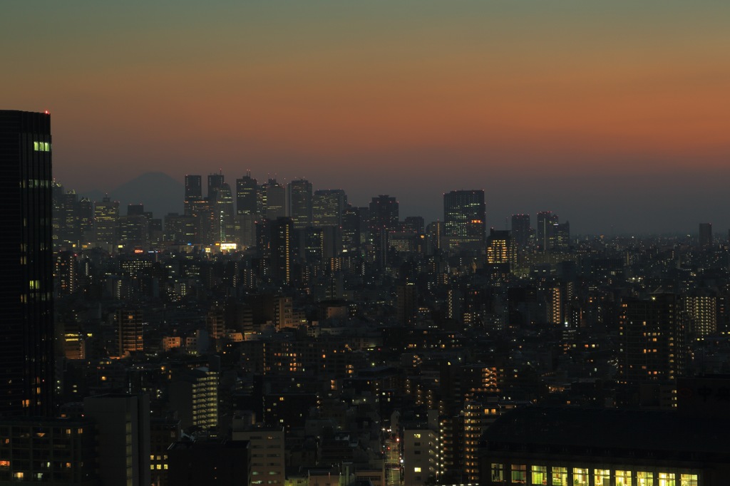 夕暮れのビル街