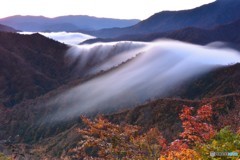 紅葉の中の滝雲