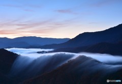 まさに、流れ落ちる滝雲