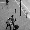  駅前の人