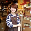 肌の白い 店員さん
