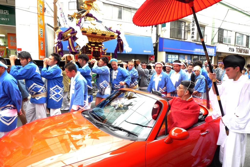 オープンカーと神主と神輿