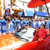 オープンカーと神主と神輿