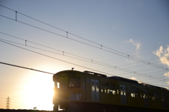 光を纏う電車